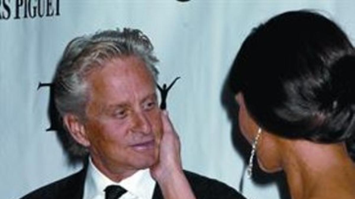 Catherine Zeta-Jones acaricia a Michael Douglas en la gala de los premios Tony, en junio.