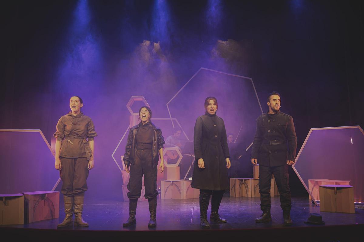 Quatre dels actors que donen vida al musical distòpic 'L'arquitecte prohibit'.