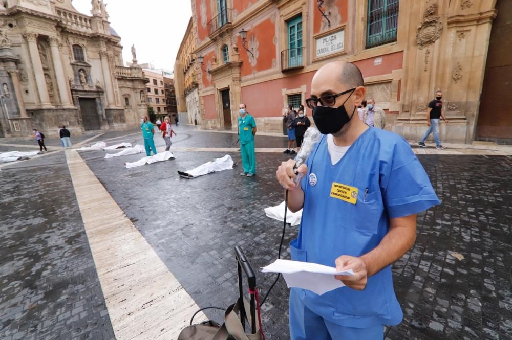 Las 'victimas' de la crisis climática, exhibidas en Murcia