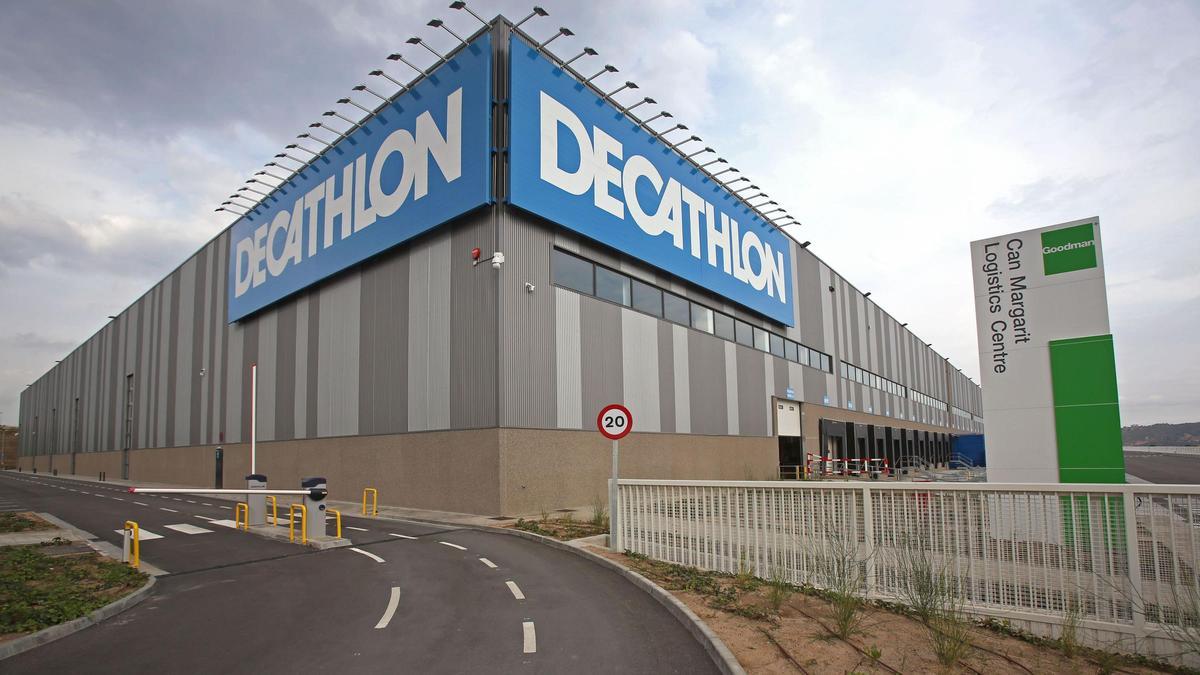 Imagen de archivo de la inauguración del centro logístico de Decathlon en Sant Esteve Sesrovires