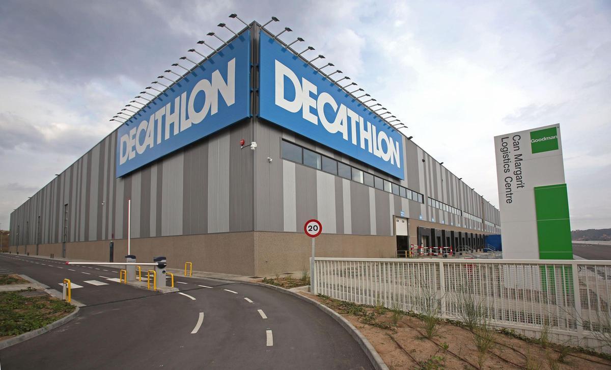 Imagen de archivo de la inauguración del centro logístico de Decathlon en Sant Esteve Sesrovires