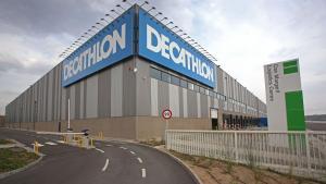 Imagen de archivo de la inauguración del centro logístico de Decathlon en Sant Esteve Sesrovires