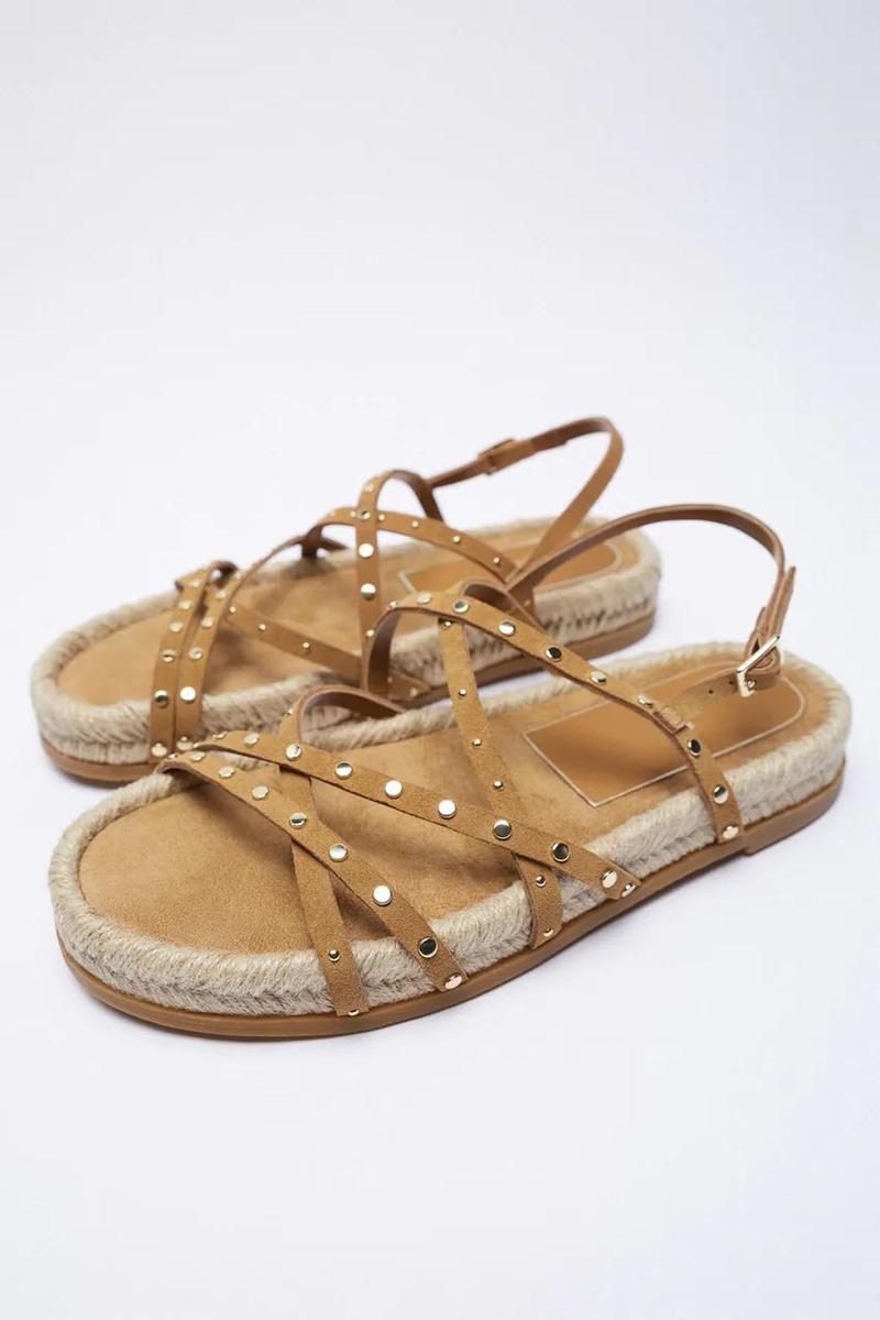 Sandalias planas con tiras y tachuelas