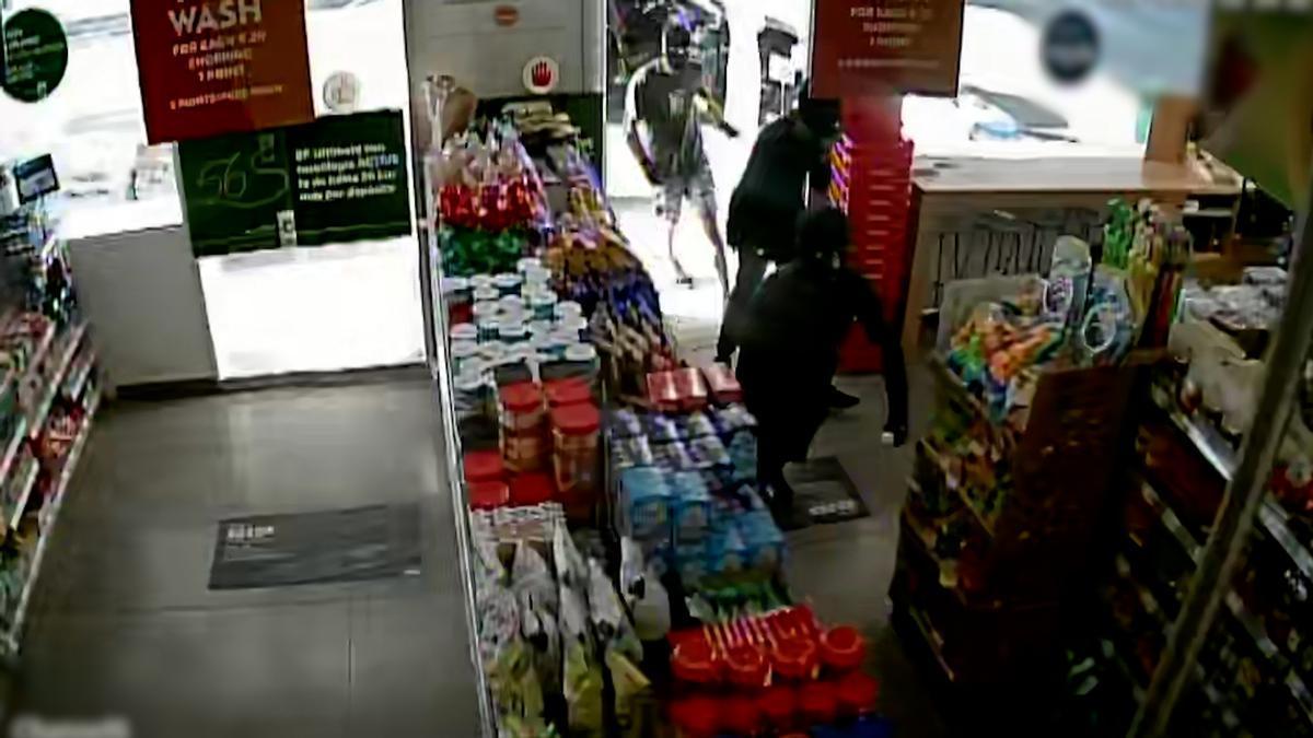 Los delincuentes entran a la gasolinera cubiertos con pasamontañas