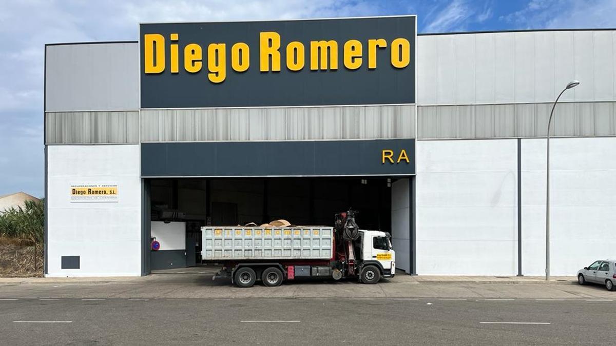 Nuevo rótulo en la fachada de Recuperaciones Diego Romero.