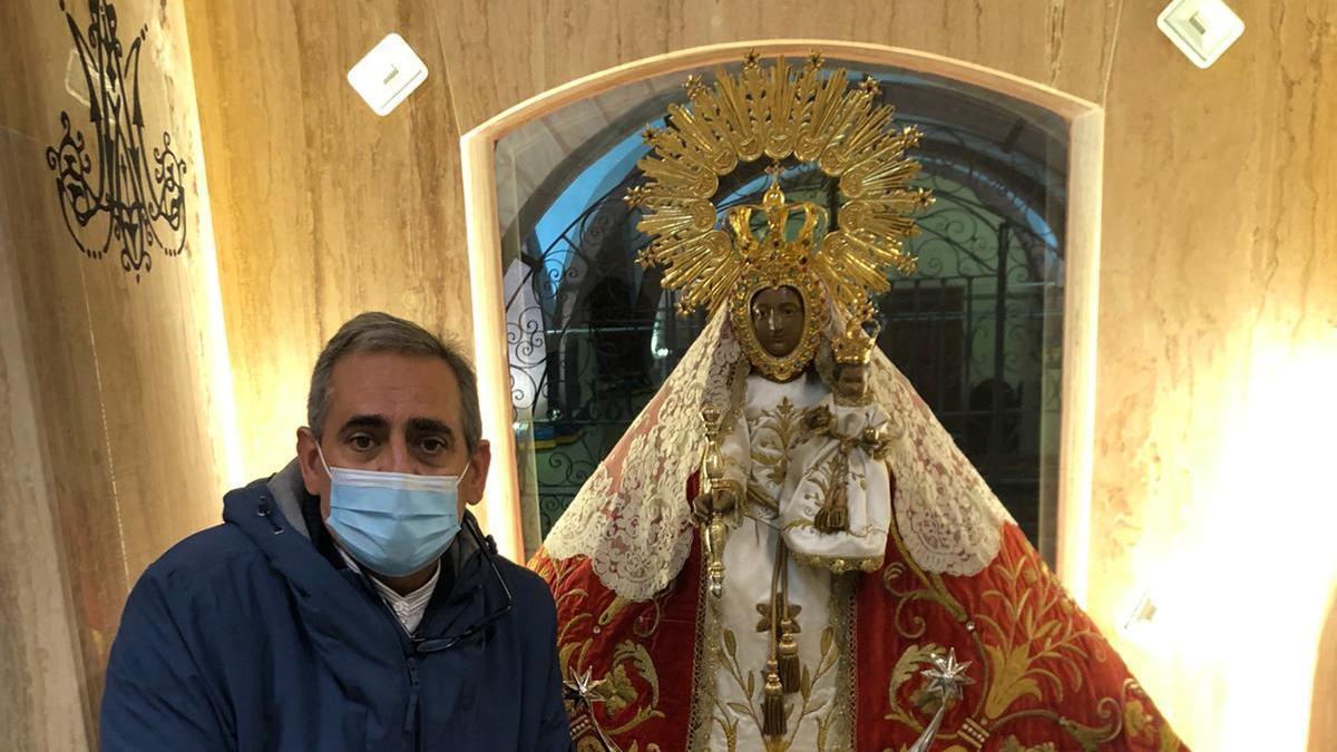 El presidente de la cofradía, José María Martín, junto a la imagen de la patrona, en el santuario.