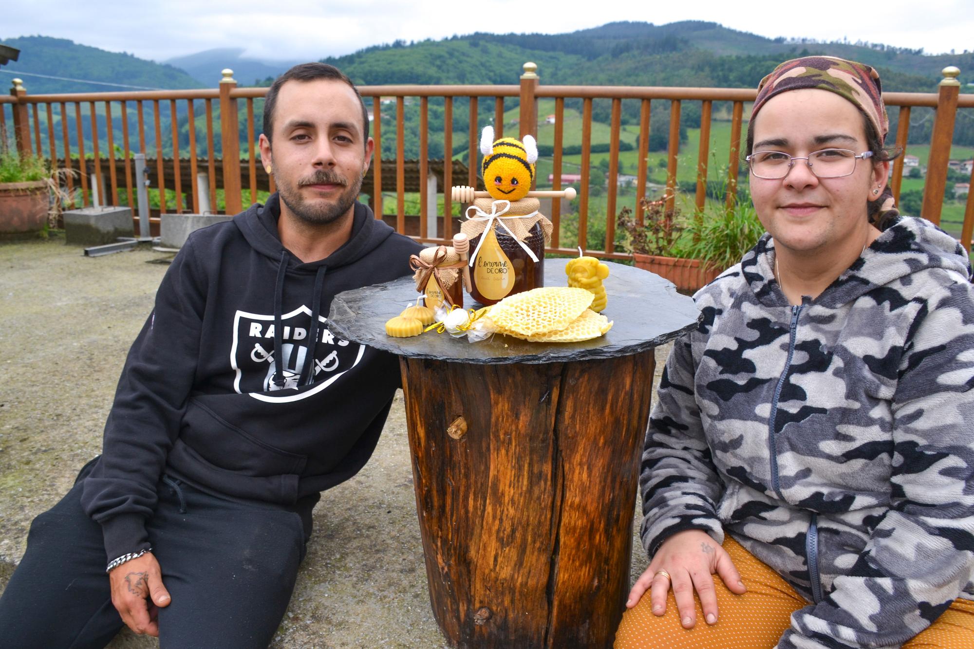 Raúl y Cristina con algunos de los productos que comercializan, además de la miel.