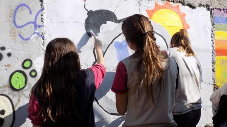 Imatge d&#039;arxiu d&#039;alumnes pintant un mural per la pau a la cruïlla del carrer Font del Gat amb Aragó