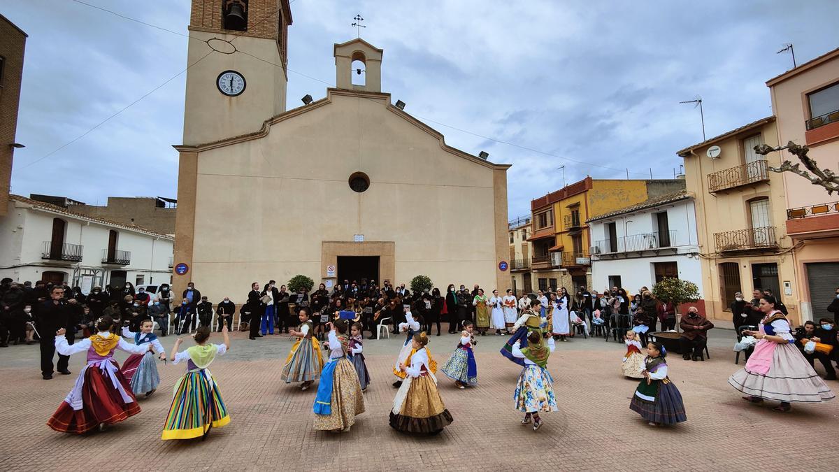 El grupo de danzas deleitó a todo el público presente.