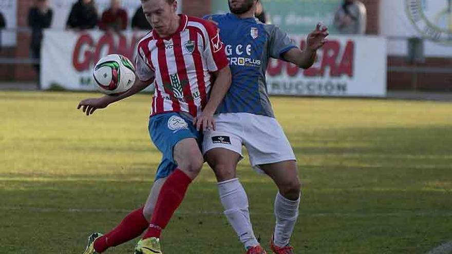 Conde pelea un balón con un rival.