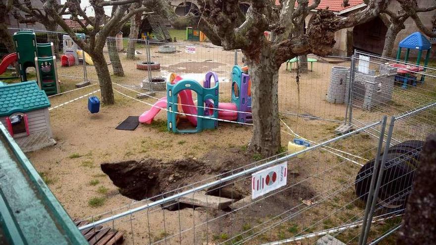 Zona afectada de la escuela infantil cerrada al paso. // Rafa Vázquez