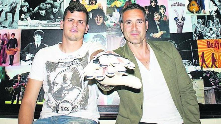 Alejandro Martín y Ernesto García, en el Scooter´s Pizza Factory de Siete Palmas, posan con unos guantes de portero.