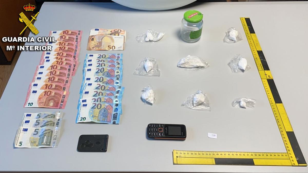 Droga y dinero incautado a los dos detenidos en O Porriño. // Guardia Civil