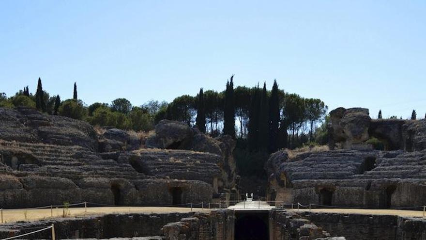 El anfiteatro de la ciudad romana de Itálica, en Santiponce (Sevilla), será escenario de una batalla en la séptima temporada de la serie de HBO &#039;Juego de Tronos&#039;, dentro del listado de escenarios del rodaje en su regreso a España de la exitosa producción estadounidense. EFE/Fermín Cabanillas