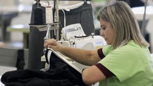 Una dona treballa a la fàbrica d’Inditex a Arteixo, a la Corunya.  | CABALAR / EFE