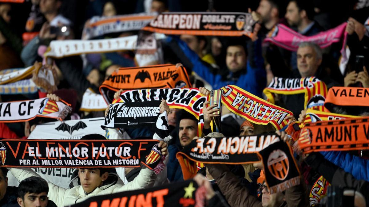 Valencia, Almería, Espanyol... A los clubes de LaLiga les sale caro hacerse 'multimillonarios'