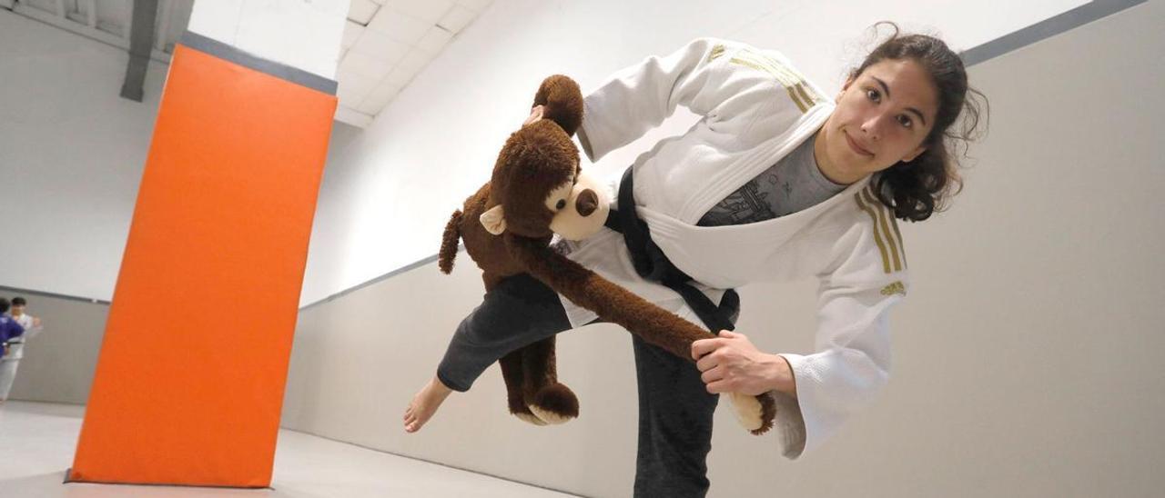 Elisa Fernández, judoka, con el mono "Matías"