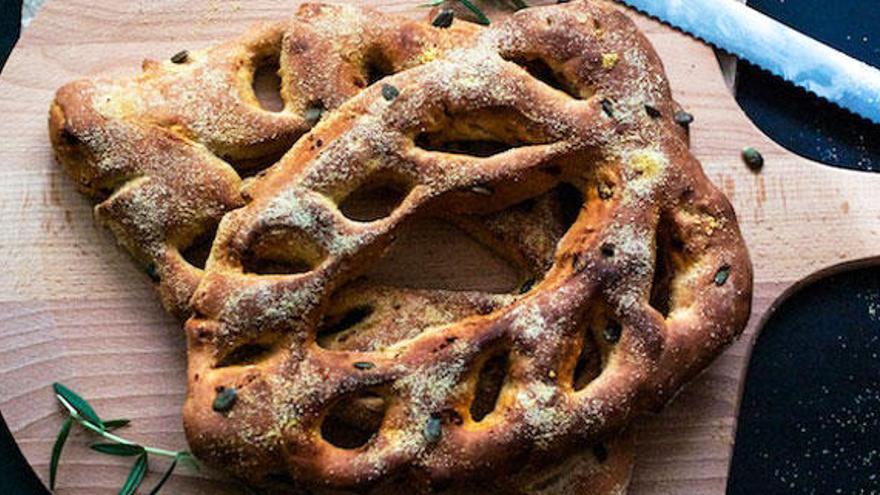 Fougasse de chorizo, parmesano y pipas de calabaza.