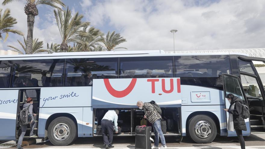 Los sindicatos exigen una subida salarial del 13% en tres años para el transporte turístico