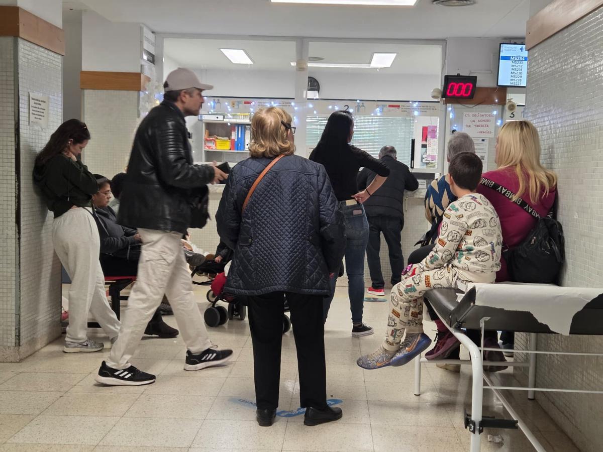 Pacientes, en el centro de salud de La Florida, en la primera jornada de la huelga de médicos