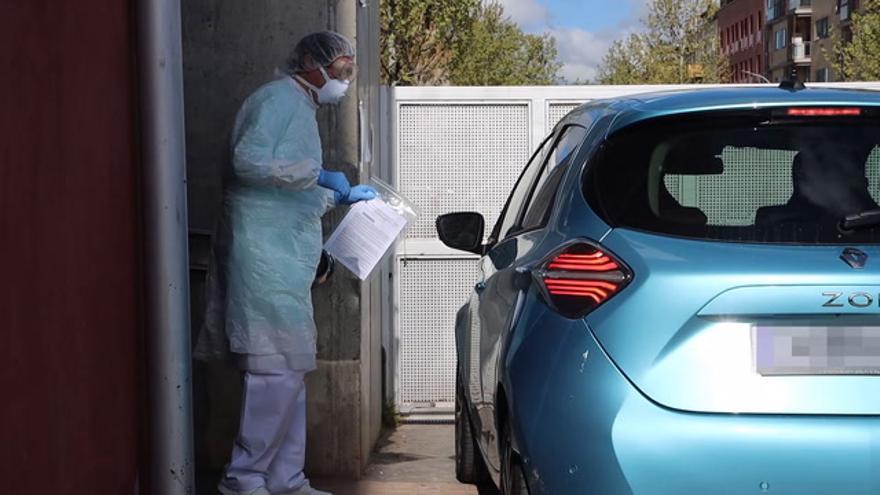 Sanitarios extremeños realizan test sin bajar del coche