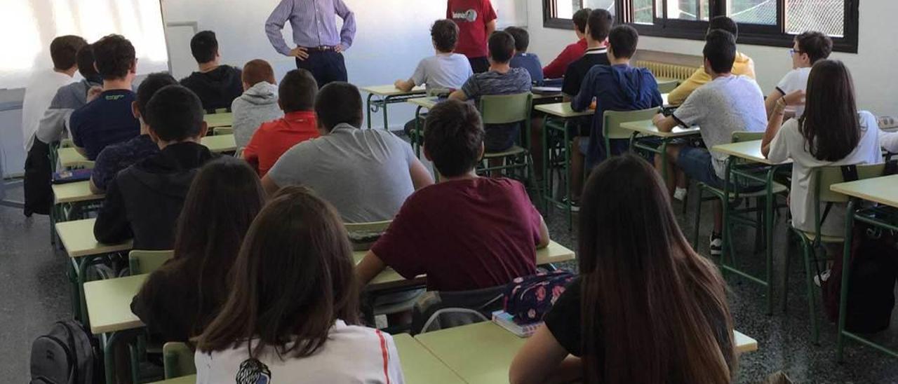Los alumnos del Bachillerato de Ciencias del Instituto El Sueve de Arriondas, ayer, en el aula.