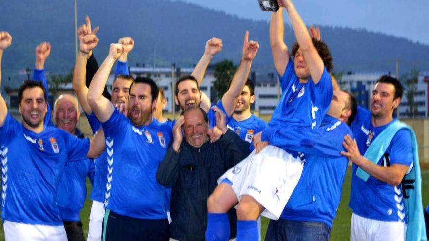 Los jugadores de Castrillón levantan el trofeo.