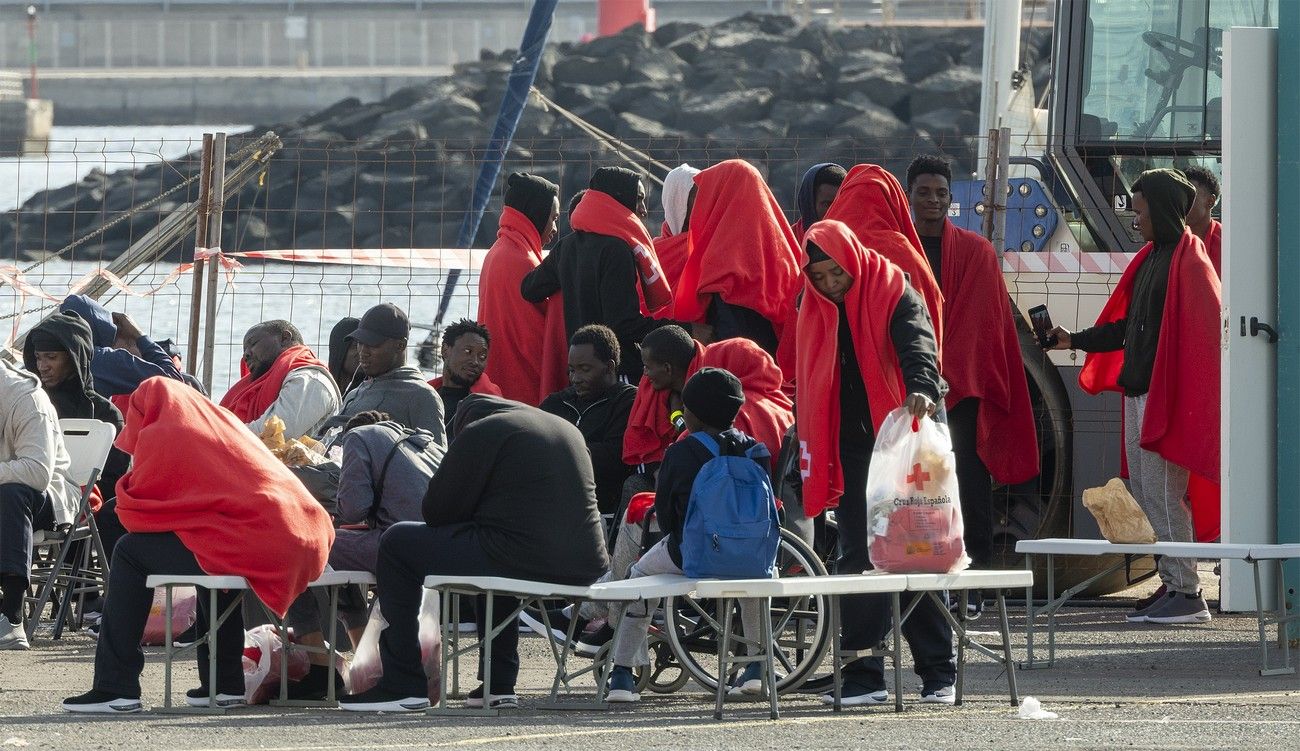 Salvamento rescata a 41 ocupantes de la patera que buscaba, la sexta que llega a Lanzarote