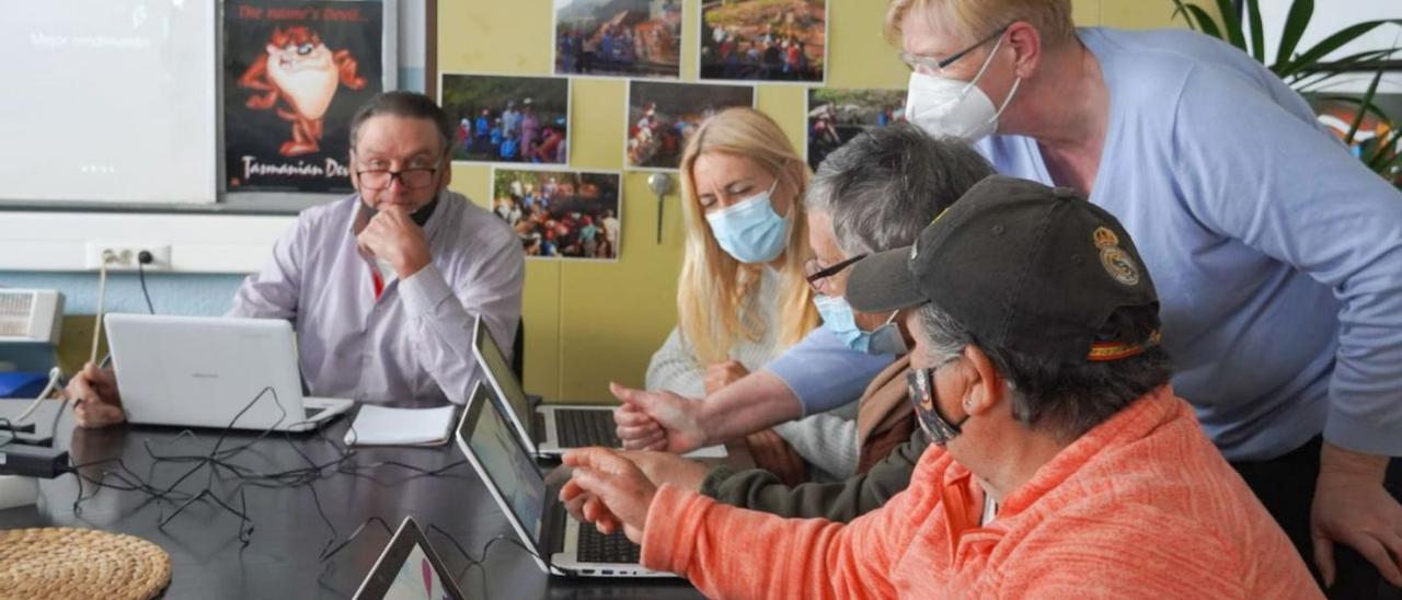 Uno de los grupos de participantes en los cursos para sortear la brecha digital.