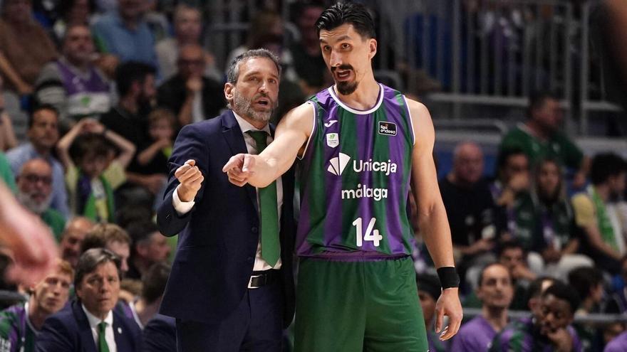 Ibon Navarro da instrucciones a Nihad Djedovic durante el duelo ante el equipo coruñés.