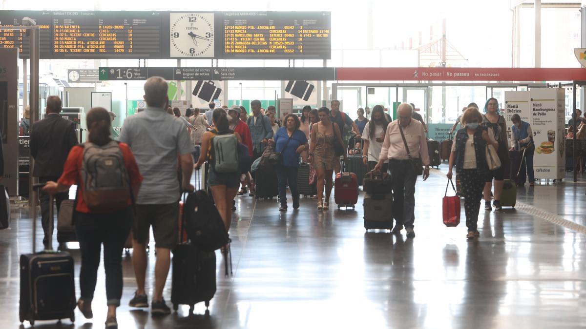 Viajeros preparados a viajar por España en tren en la estación de Alicante.