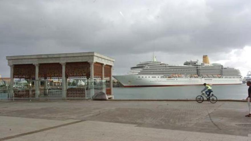 Helisuperficie a estrenar a la entrada del dique de La Esfinge en el Puerto de La Luz. i JUAN CARLOS CASTRO