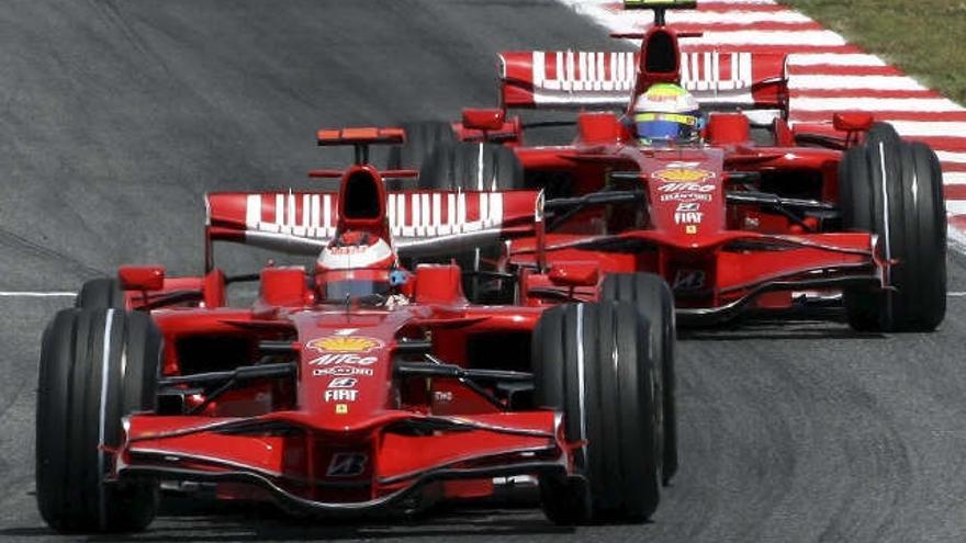 Los pilotos de Ferrari, Felipe Massa (d) en segunda posición, y Kimi Raikkonen (i) en primera, lideran la carrera durante las primeras vueltas del Gran Premio de España de Fórmula 1.