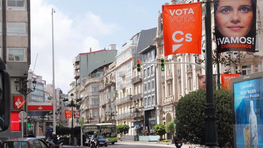 Carteles de Ciudadanos en Vigo. // J. Lores