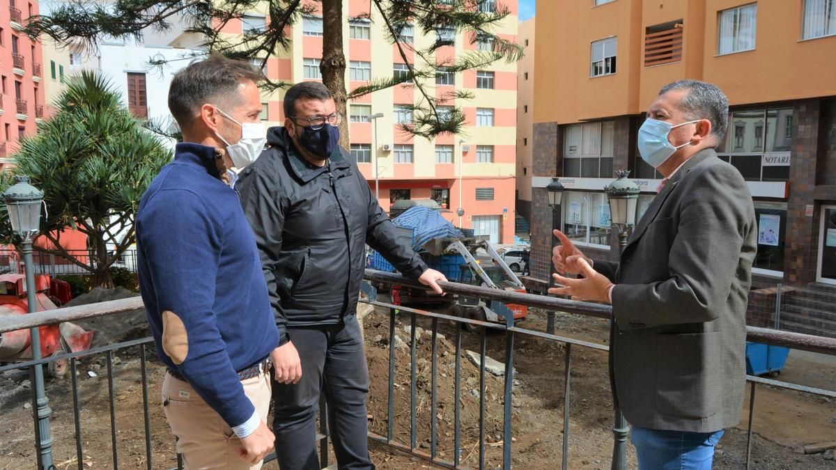 Mariano H. Zapata, Juan José Cabrera y Juan José Neris visitan las obras de remodelación.