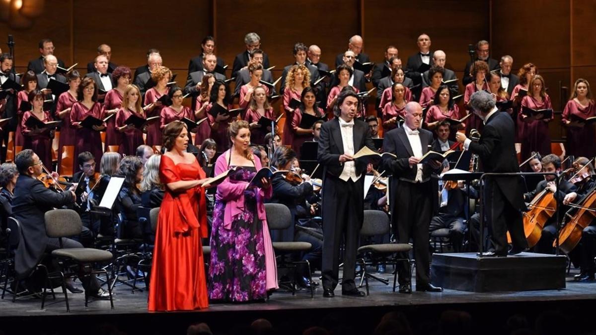 La orquesta y el coro del Gran Teatre del Liceu interpretan el 'Requiem' de Mozart'.