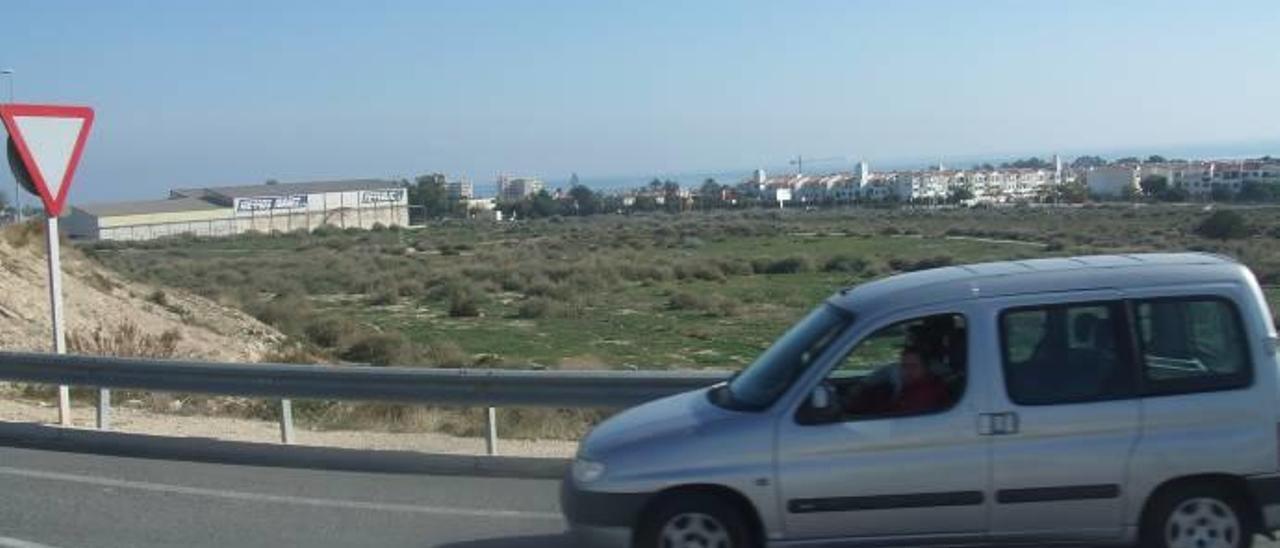 Terrenos junto a la carretera de Aigües donde se aprobó levantar el centro comercial.