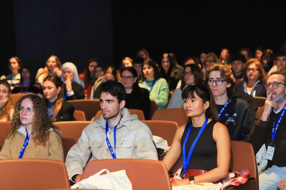 Universitarios asistentes al congreso Laufe en el CEU de Elche