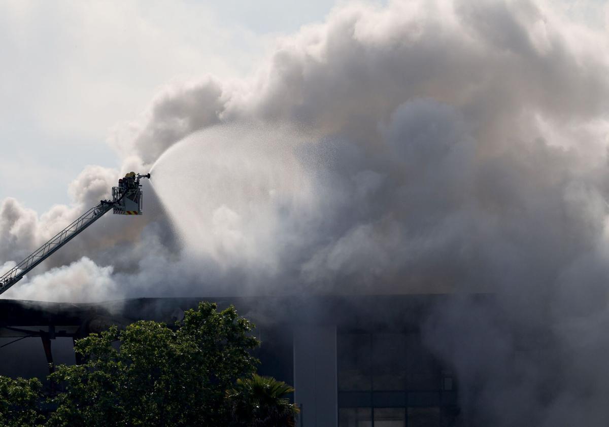 Una imagen tomada el 10 de mayo de 2025 muestra una columna de humo saliendo de un almacén de productos de limpieza para piscinas en la ciudad costera de Vilanova i la Geltrú, al sur de Barcelona. Las autoridades españolas instaron el sábado a más de 160.000 personas cerca de Barcelona a permanecer en sus casas después de que un incendio en una nave industrial liberara una nube tóxica de cloro sobre una amplia zona. 