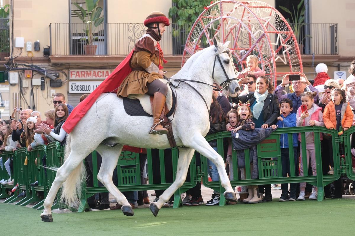 La emoción en la cara de los niños que estaban en la plaza a la llegada del jinete.