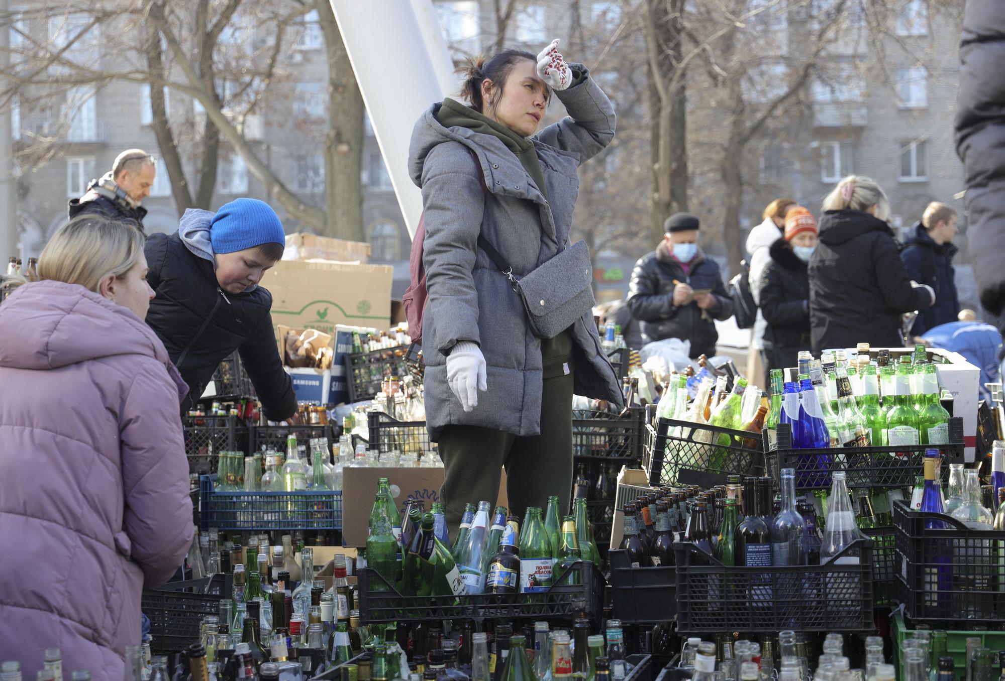 Un grupo de ucranianas fabrican cócteles Molotov en Dnipro, Ucrania, este domingo.