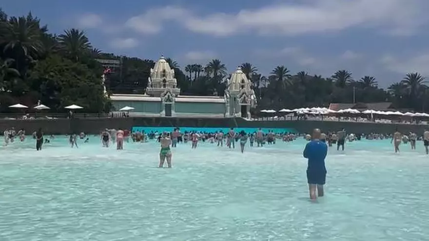 Jesé y Aurah se divierten en familia en el Siam Park