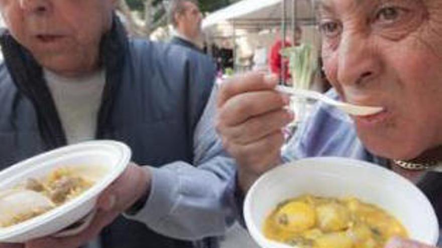 Degustación de alcachofas en Almoradí