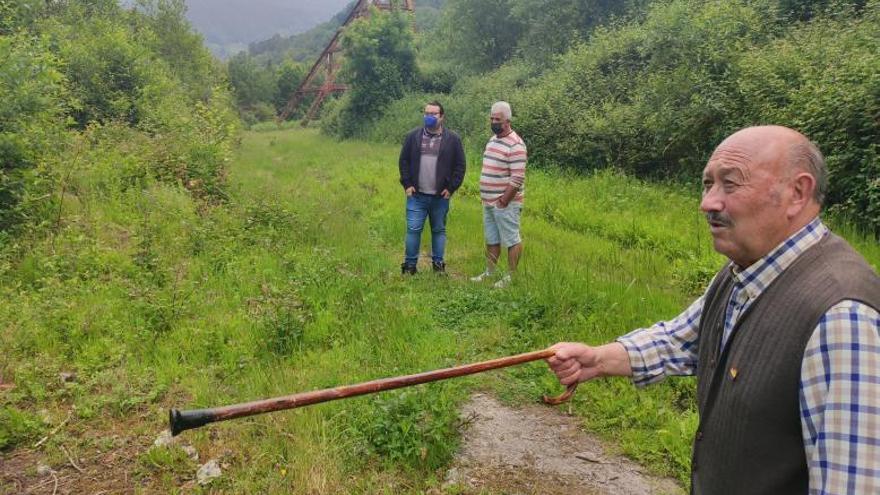 &quot;Pin Pegarates&quot; enseña onde taba&#039;l botiquín en Llamas a Adrián Vega y Lito García.