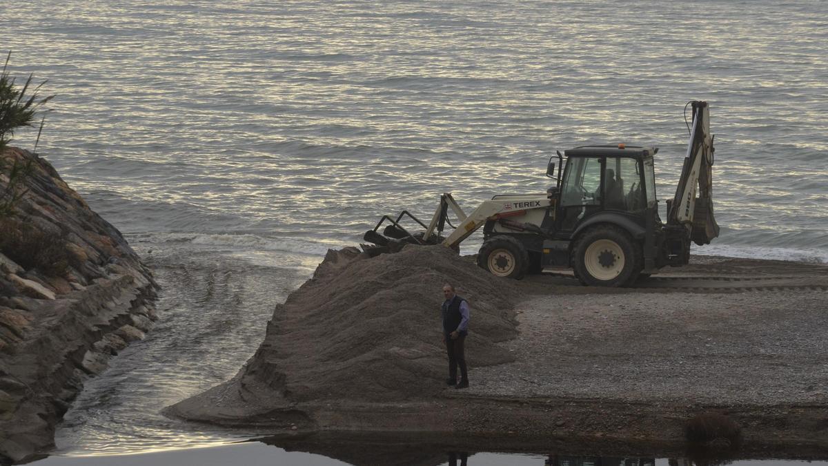 El concejal de Medio Ambiente y Playas, Francisco Alemany, comprobó los trabajos en la desembocadura.