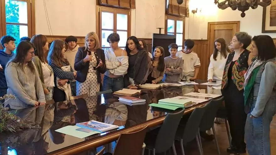 Los escolares conocen  el funcionamiento del Concello y su archivo