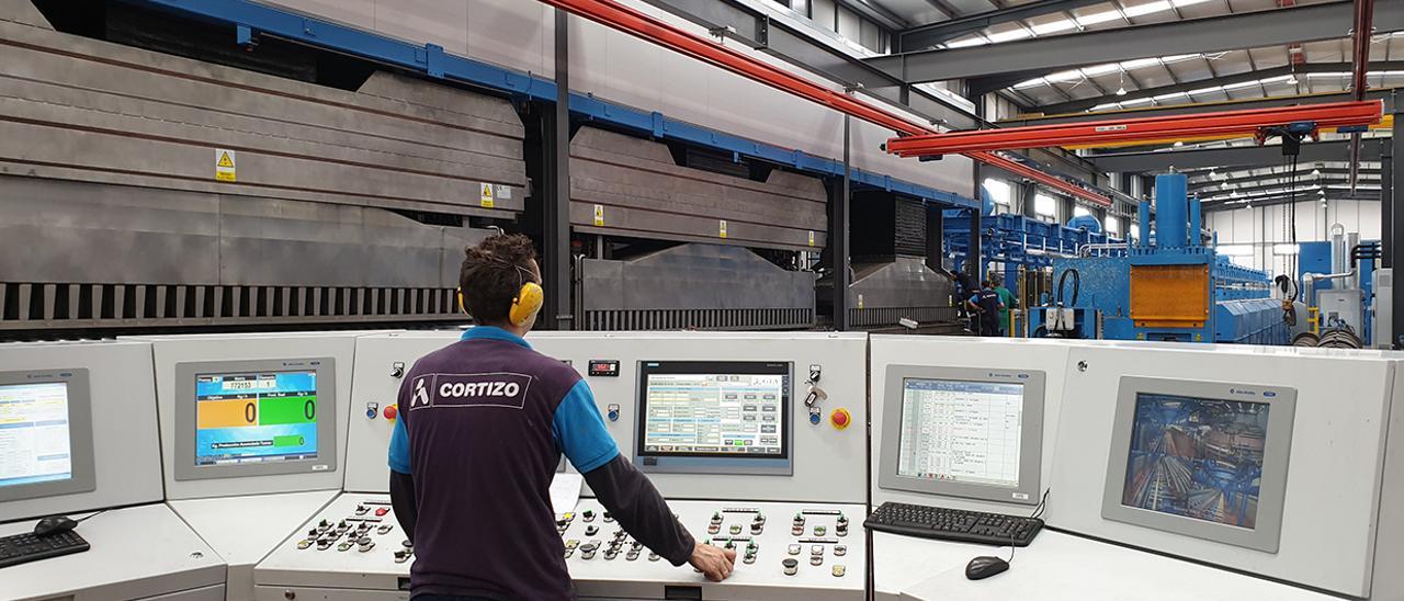Un operario en una de las factorías de Cortizo. // Cortizo