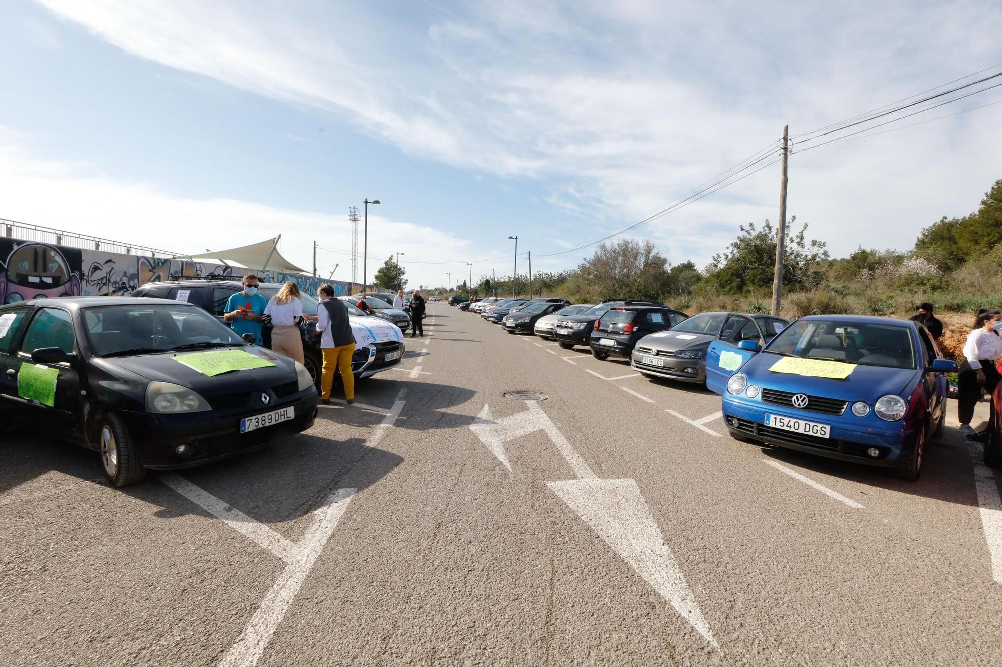 Una caravana reclama en las calles de Ibiza mejoras salariales para los sanitarios