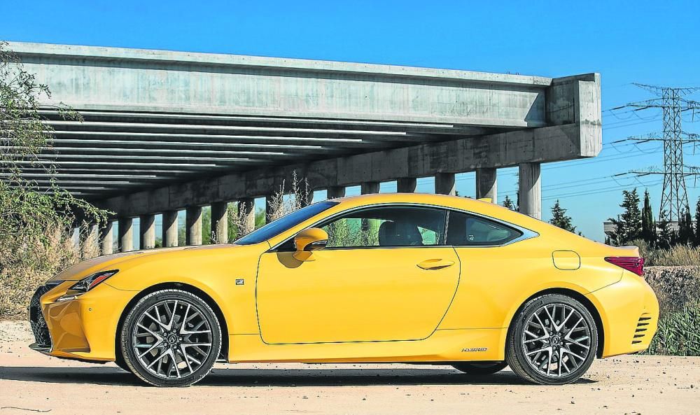 Lexus RC 300h, combinación única