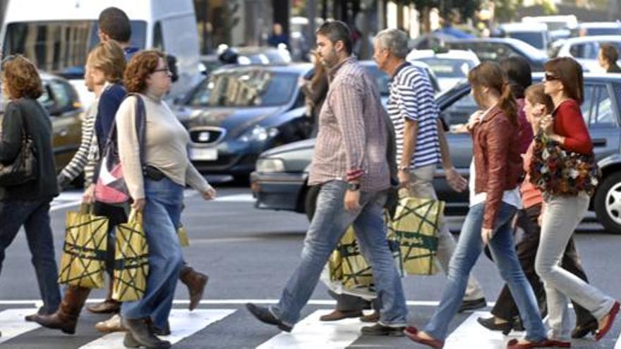 Ciudadanos ayer de compras por Mesa y López. i  ANDRÉS CRUZ